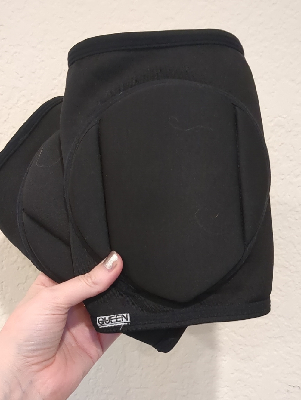 Queen Protective Knee Pads in Black